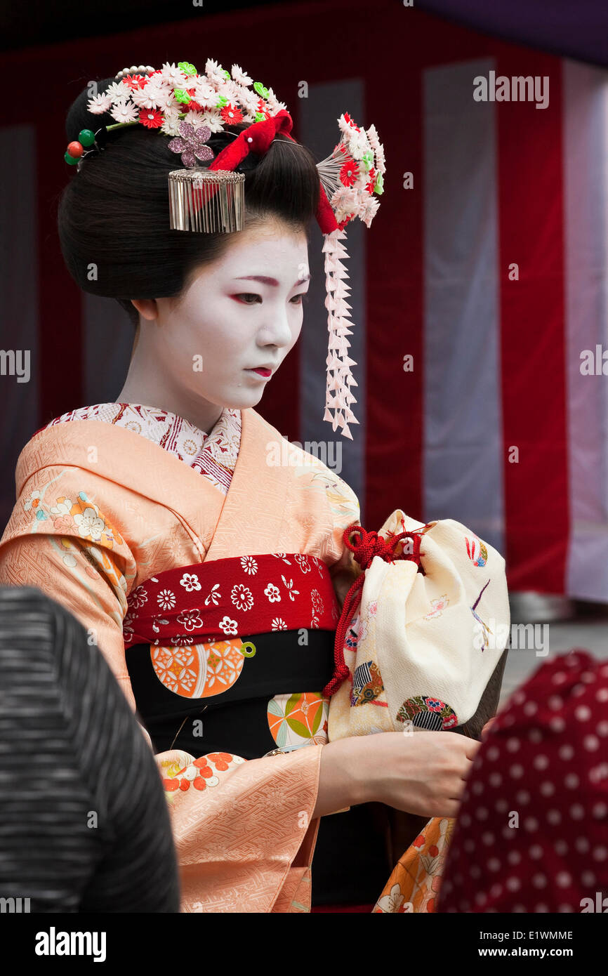 Die erste Stufe der Ausbildung auf dem Weg zu einer Geisha ist für eine Frau unter dem Alter von 21 Jahren für mehrere Jahre als ein m Zug Stockfoto