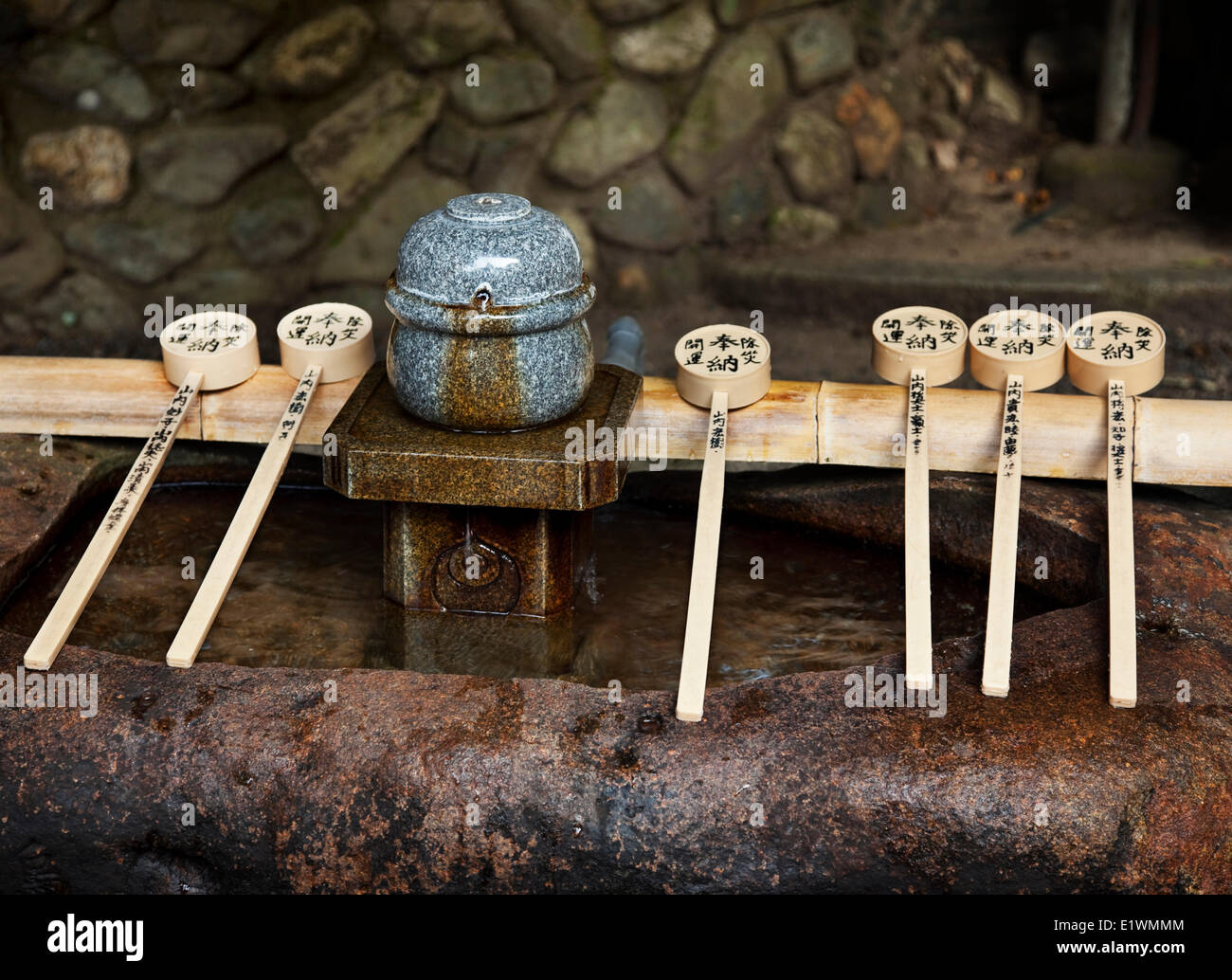 Behe beten ein Shinto-Gottheit, eine Ritual beinhaltet eine Laddle mit Wasser füllen den Brunnen spülen beide Hände nehmen. Stockfoto