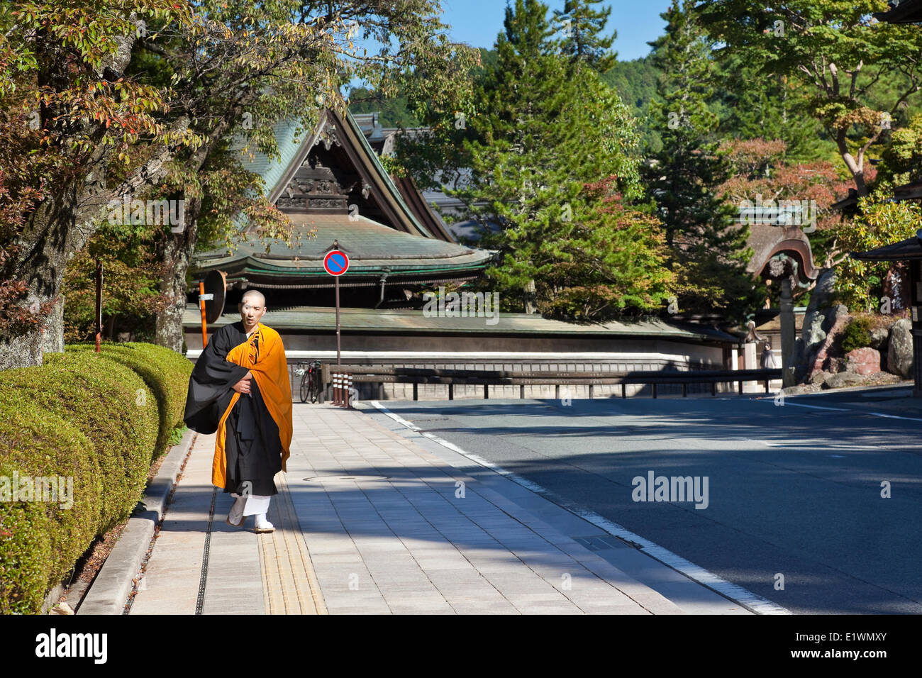 Buddhistischer Mönch der Shingon-Sekte zu Fuß entlang der Hauptstraße des Koyasan, 1.200 Jahre alte religiöse Stätte an der Spitze der abgeschiedenen Stockfoto