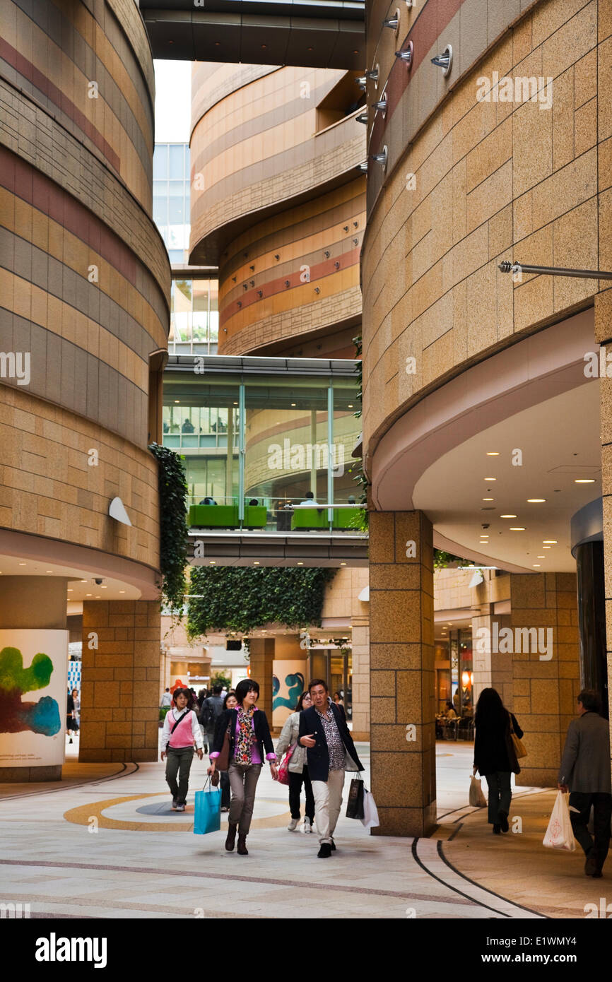 Replik des Grand Canyon, der durch die Mitte des Parks Namba-Shopping-Mall in Osaka, Japan läuft Stockfoto