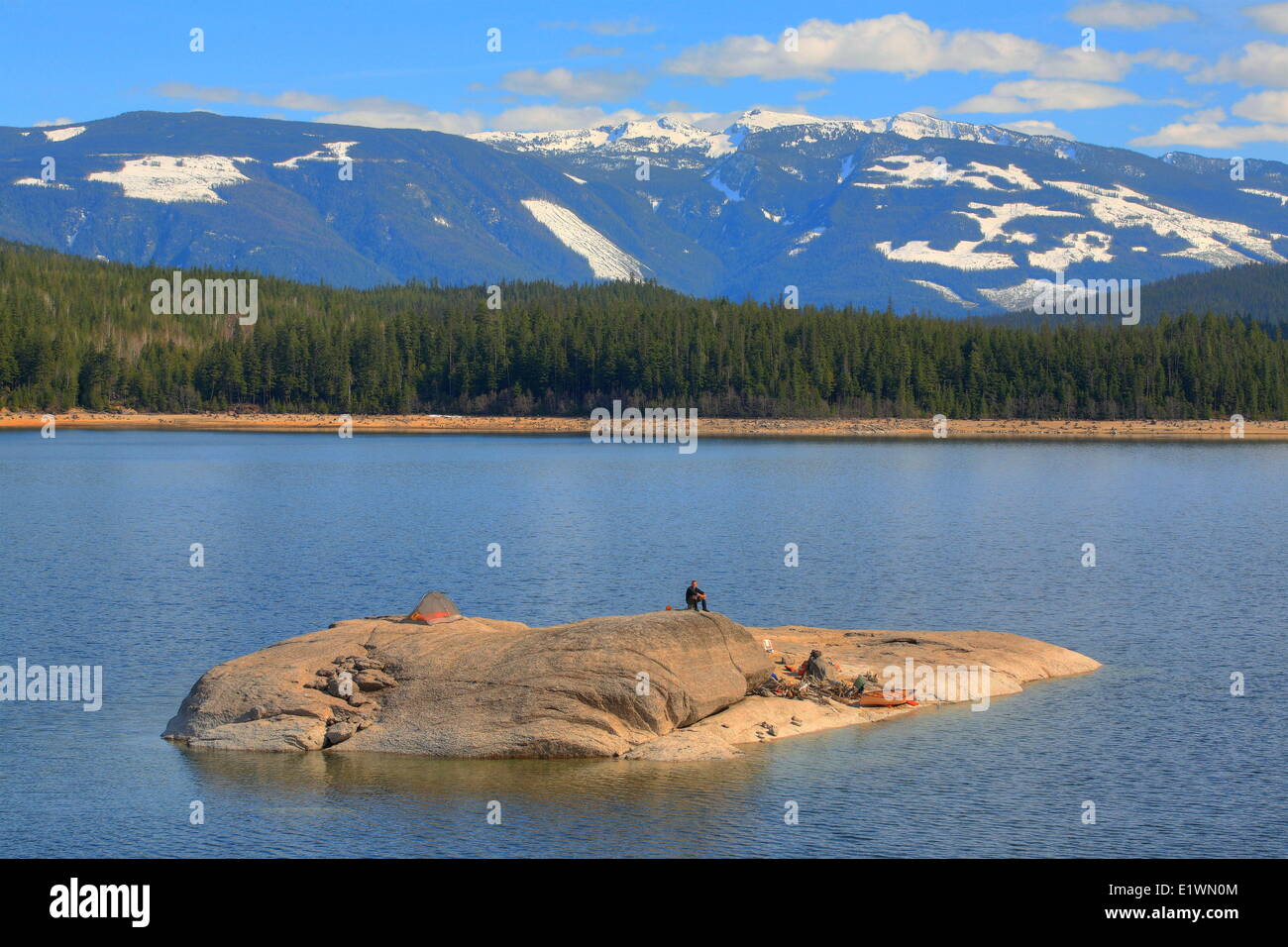 ein bei Einrichten von Camp auf seiner eigenen Insel auf Watchan Lake, British Columbia, Kanada, Darrel Giesbrecht Stockfoto