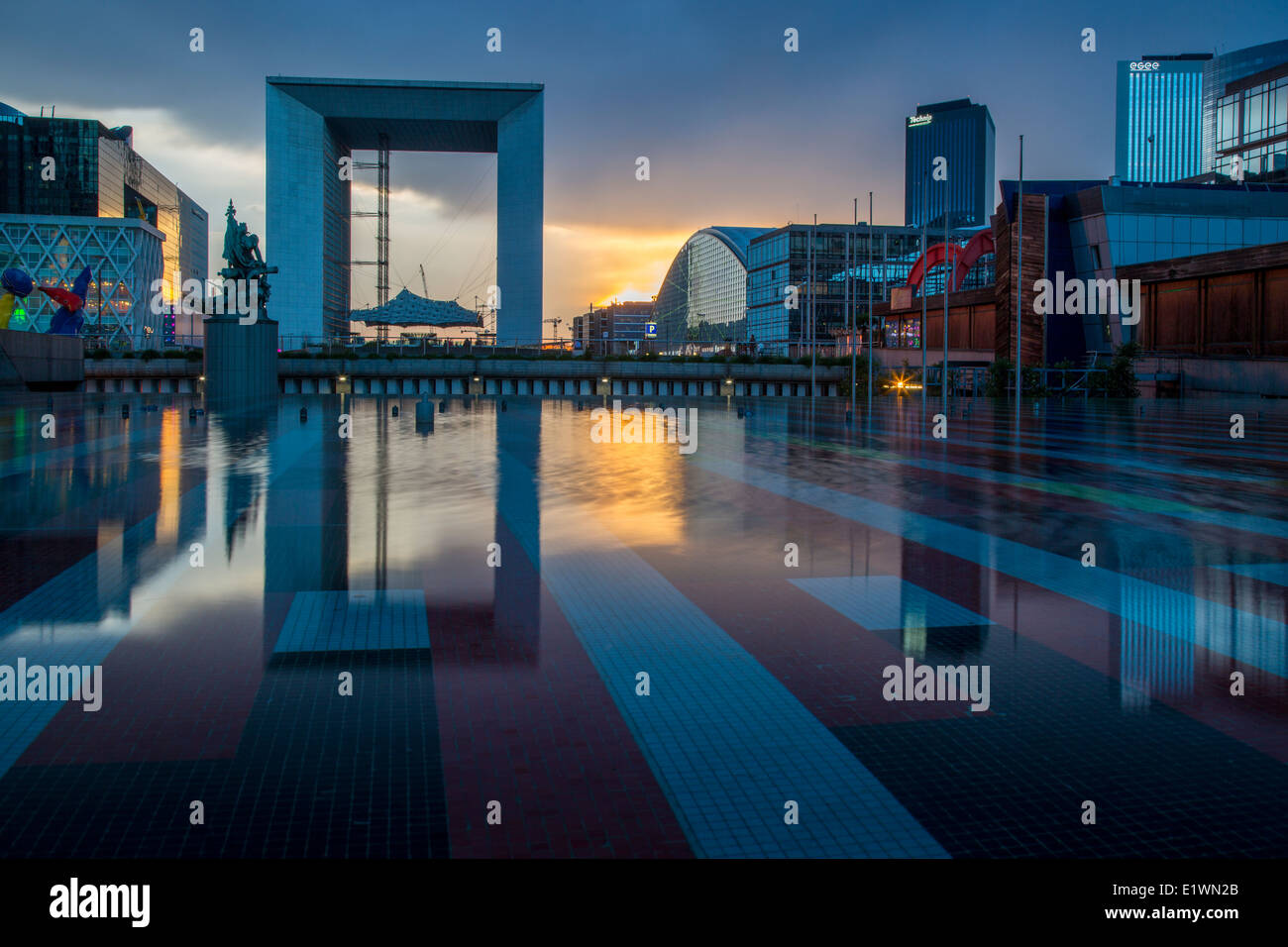 La Grande Arche De La Defense und den modernen Gebäuden des Viertels La Défense, Paris Frankreich Stockfoto