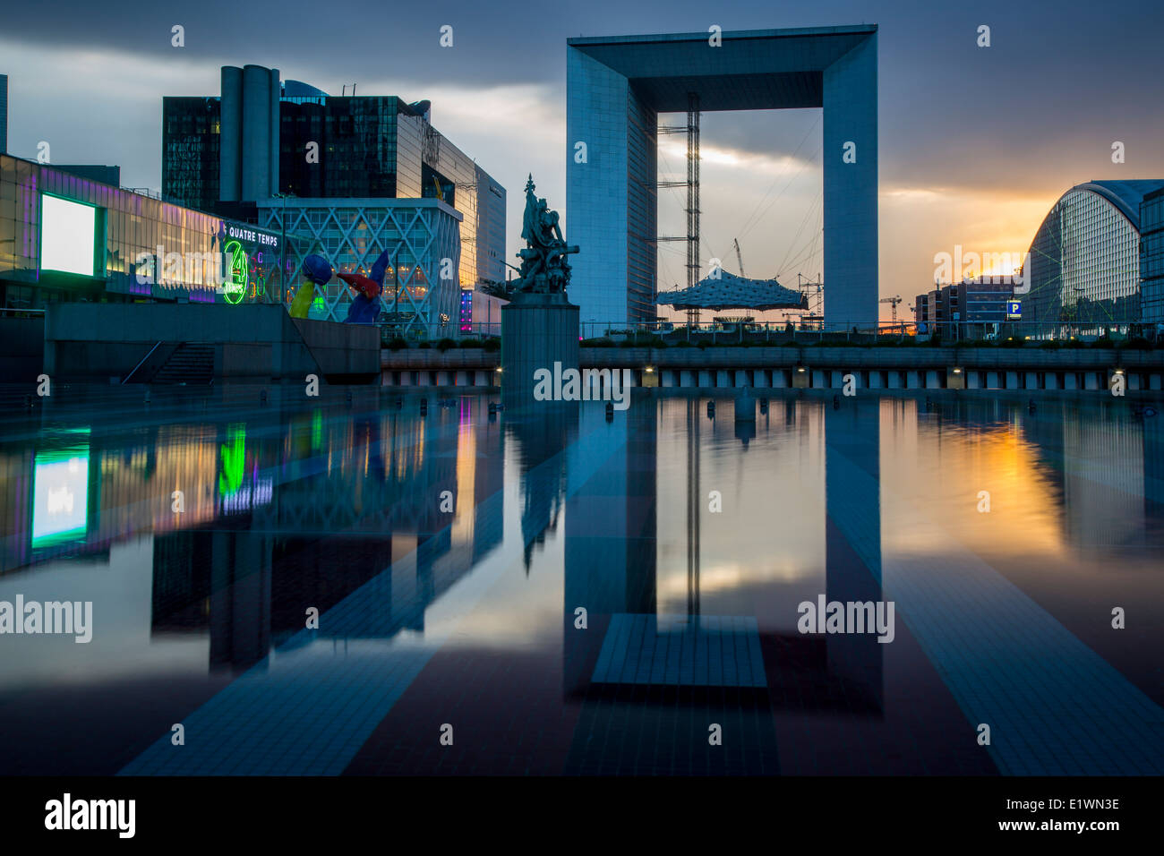 La Grande Arche De La Defense und den modernen Gebäuden des Viertels La Défense, Paris Frankreich Stockfoto