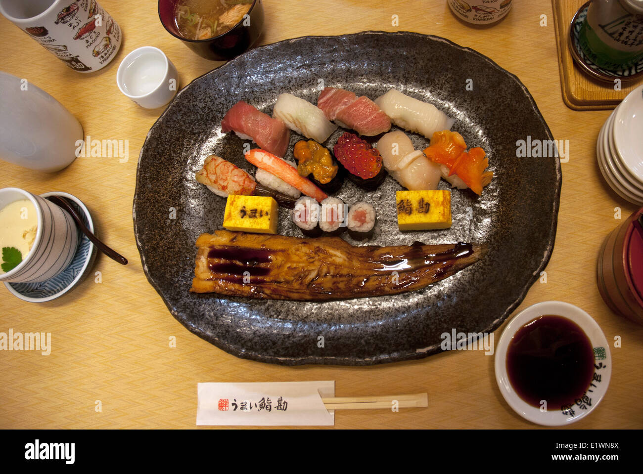 Japanisches Gericht in einem Restaurant am Tsukiji-Markt in Tokio. Stockfoto