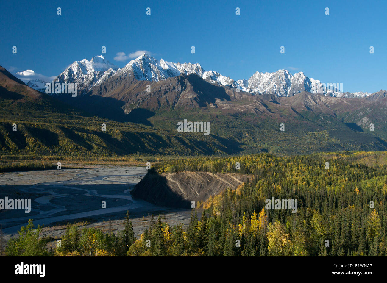 Szene des ersten Schnees Chugach Mountains und Matanuska River entlang Glenn Highway, Alaska, USA Stockfoto