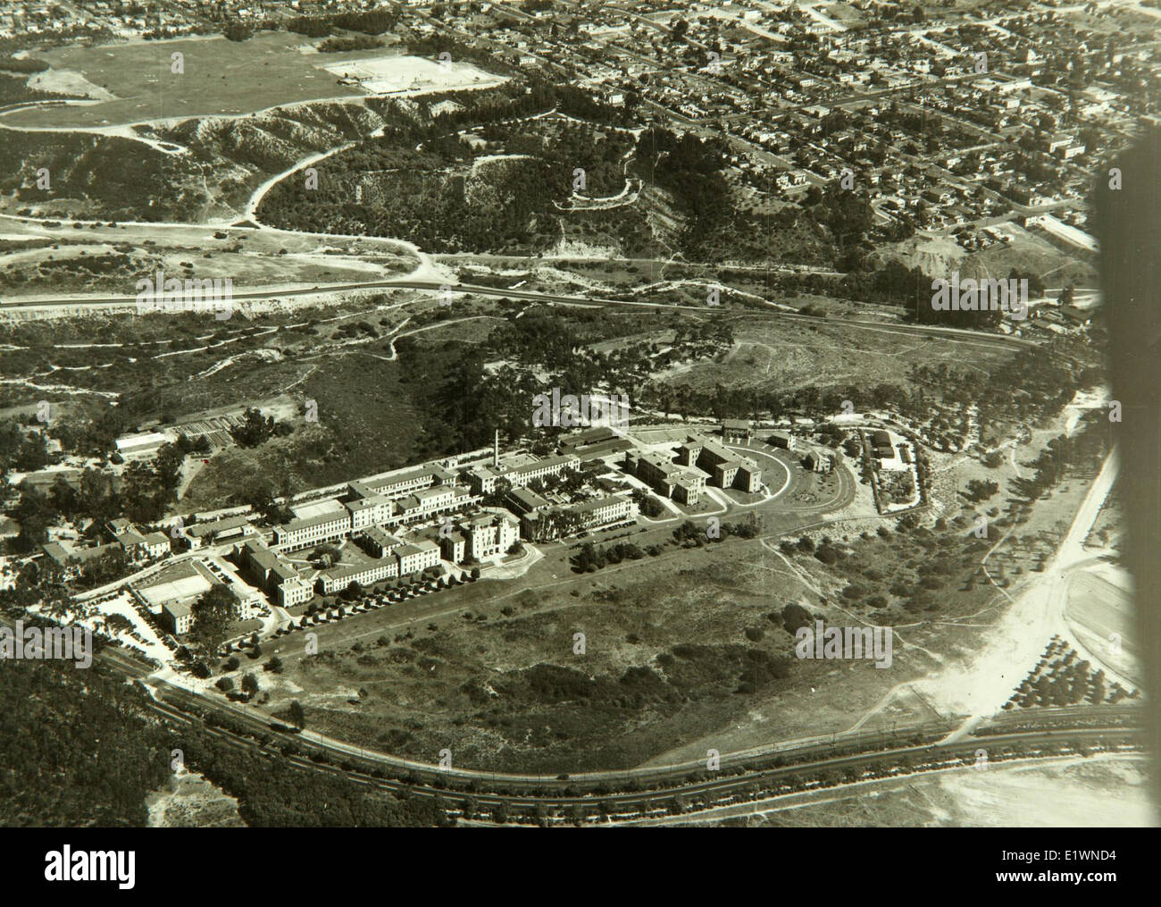 Das Balboa Naval Hospital Helioport diente als wichtiger Standort für Hubschrauberoperationen und unterstützte medizinische Evakuierungen und den Transport von Militärpersonal in San Diego. Stockfoto