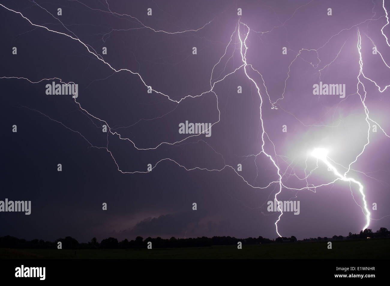 Donner und Blitz am Ende eines heißen und feuchten Sommertag in den Niederlanden Stockfoto