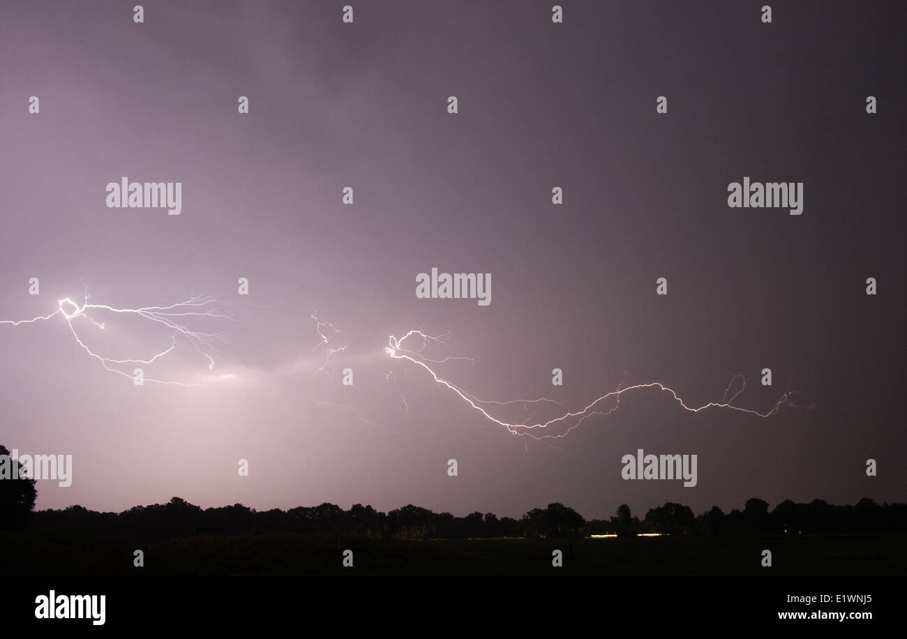 Donner und Blitz am Ende eines heißen und feuchten Sommertag in den Niederlanden Stockfoto