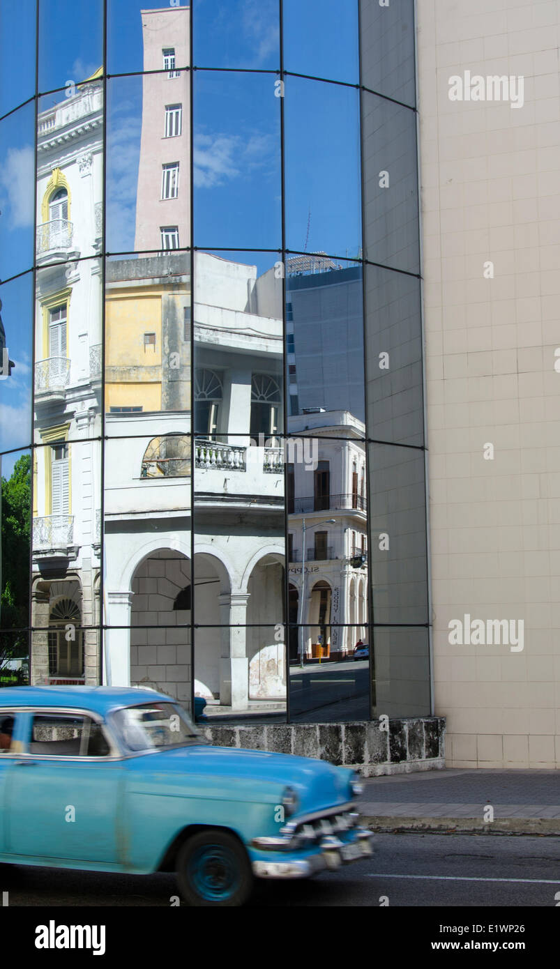 Alte amerikanische Autos reflektiert in abgewinkelten Glasbau, Havanna, Kuba Stockfoto
