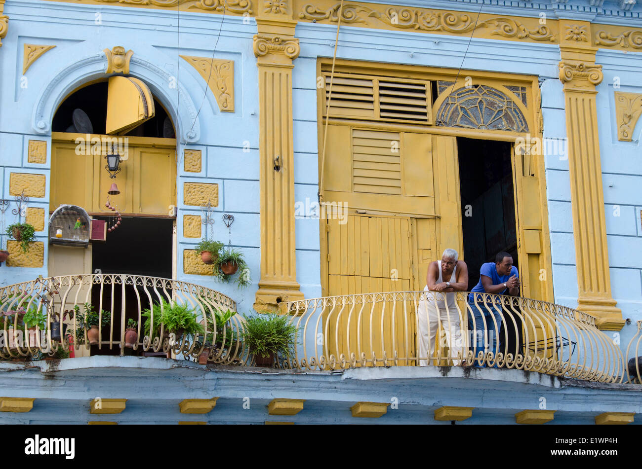 Bunte Fassade mit Männern auf Balkon in Havanna, Kuba Stockfoto