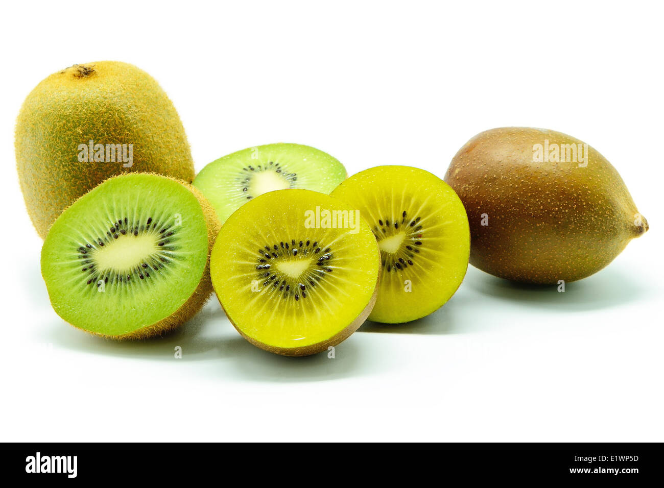 Reife Kiwis, isoliert auf weißem Hintergrund Stockfoto