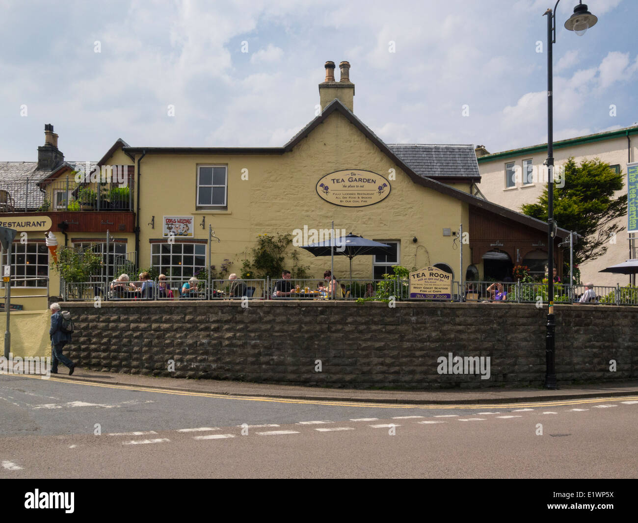 Besucher, die auswärts bei Sonnenschein im Tea Garden Restaurant Mallaig Schottisches Hochland Stockfoto