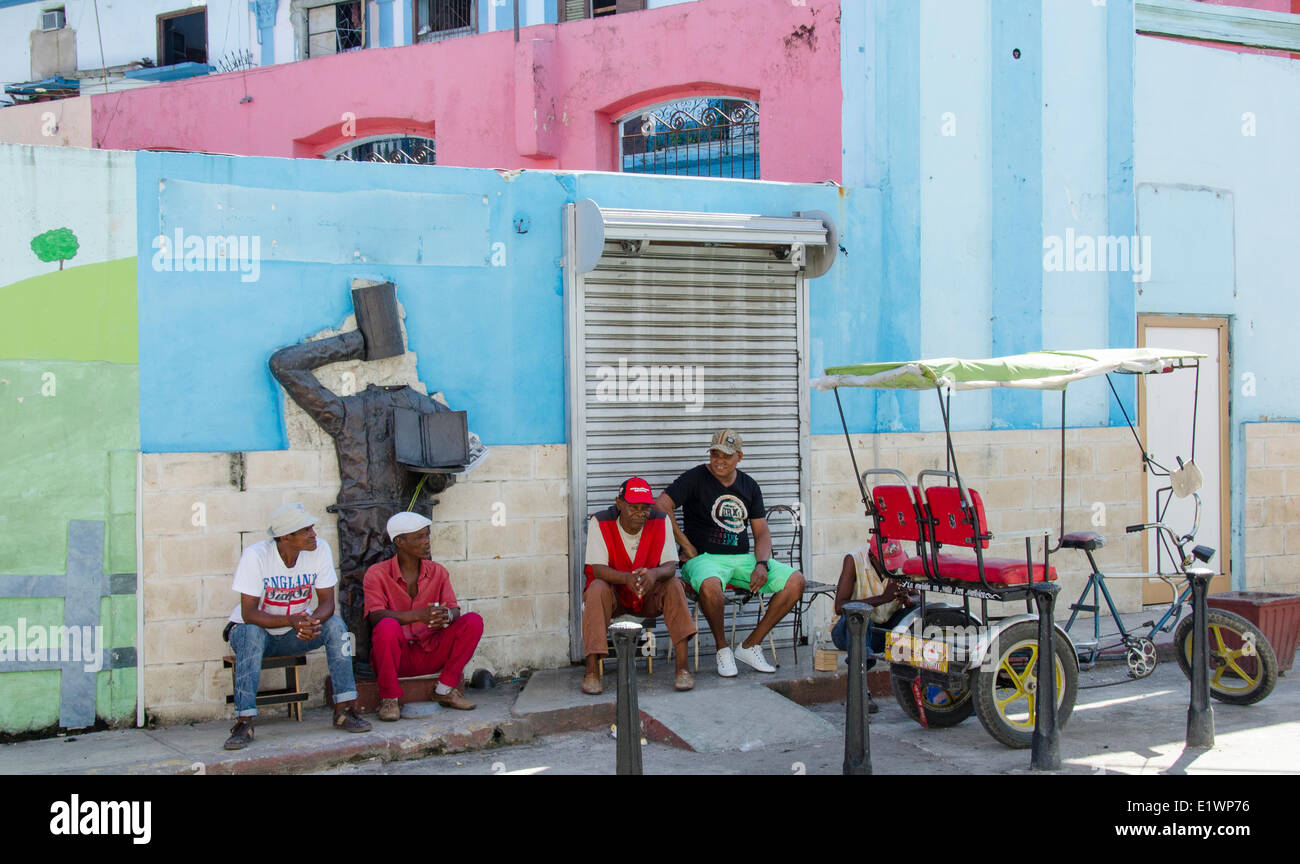 Bunte Fassade mit Männern in Havanna, Kuba Stockfoto