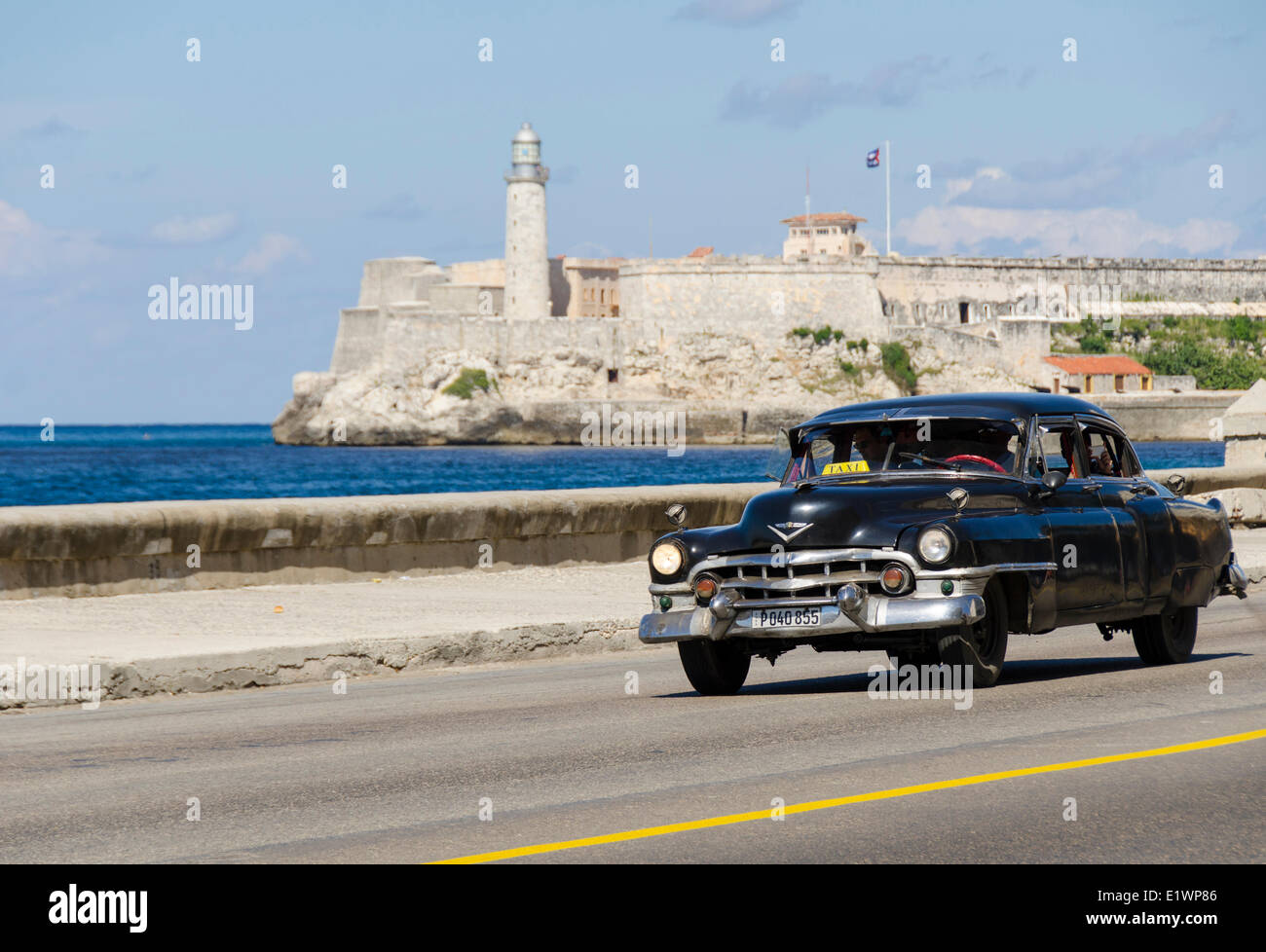 Amerikanische Oldtimer Alomg Malecon, ist dahinter Morro Castle, eine malerische Festung bewachen den Eingang zur Havana Bucht, Hav Stockfoto