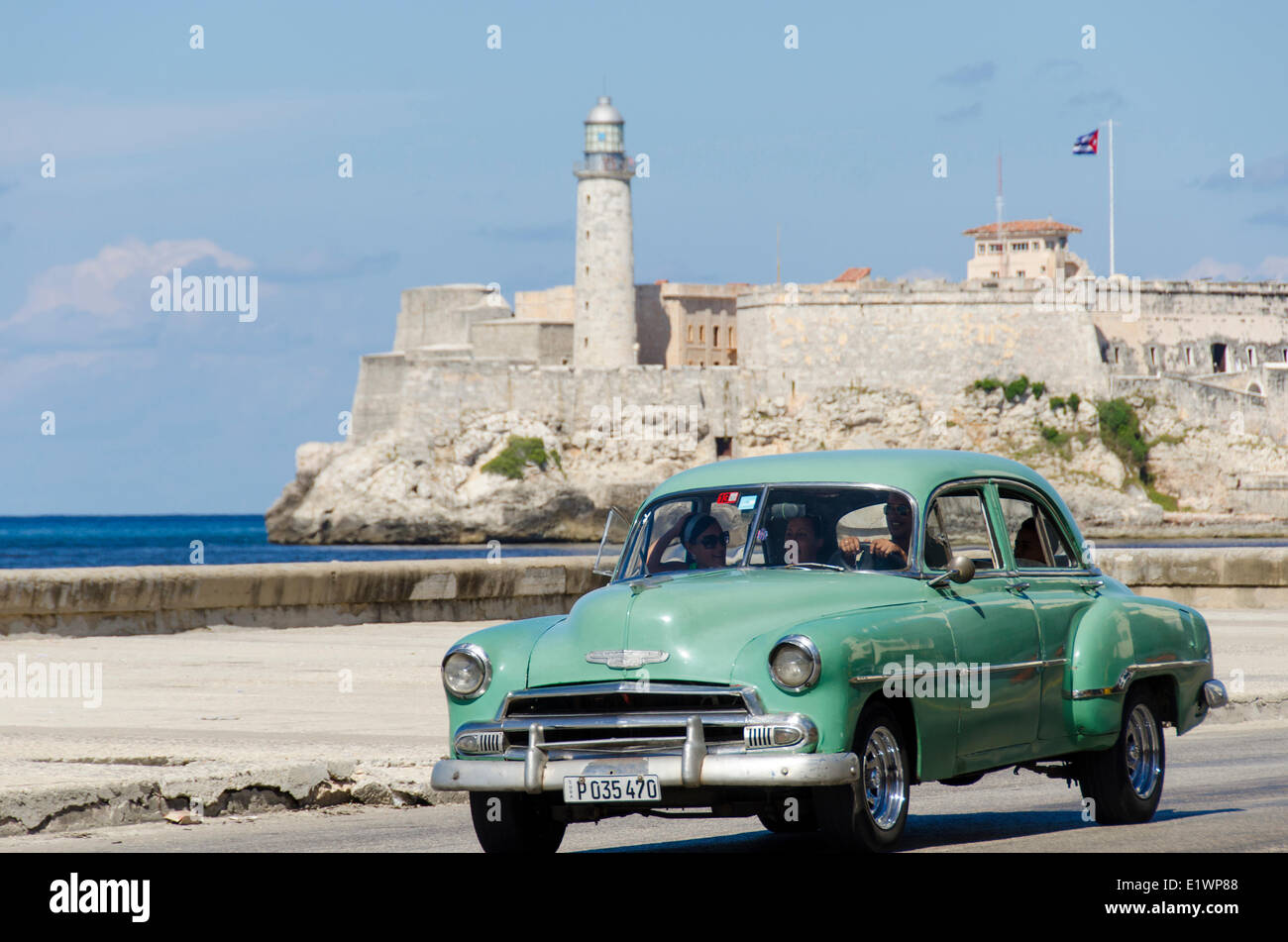 Amerikanische Oldtimer Alomg Malecon, ist dahinter Morro Castle, eine malerische Festung bewachen den Eingang zur Havana Bucht, Hav Stockfoto