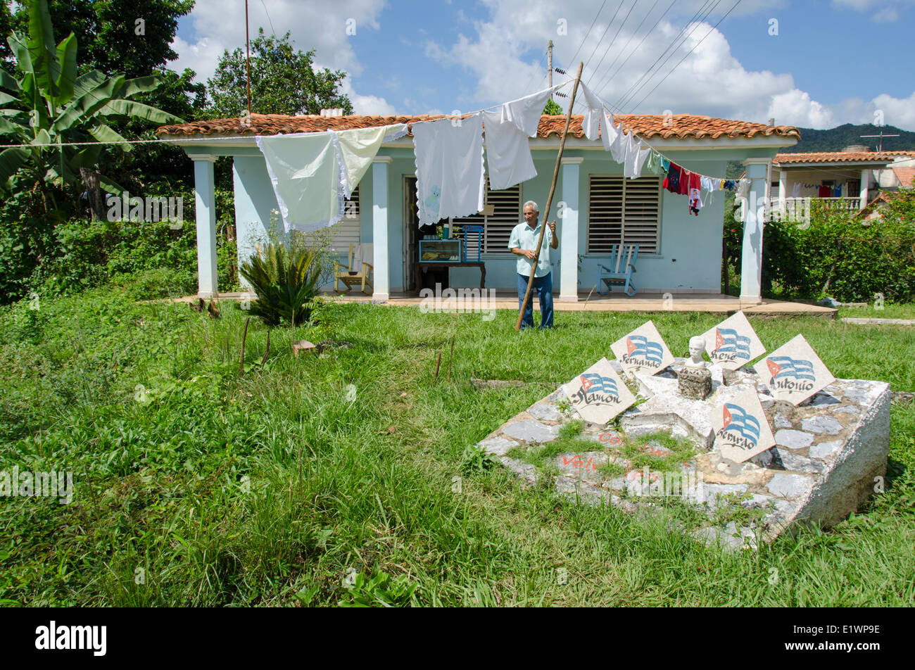 Haus und Bewohner mit ein Denkmal für den kubanischen fünf, auch bekannt als die Miami Five, Vinales, Kuba Stockfoto