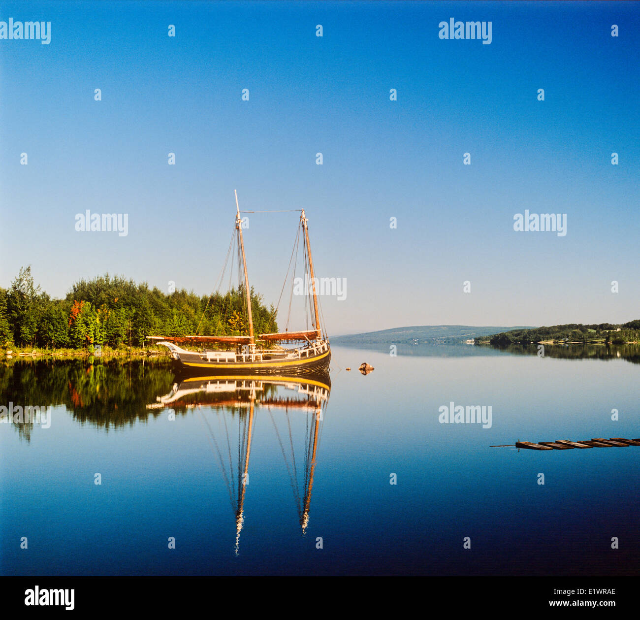 Hölzerne Segelschiff spiegelt sich in Saint John River, Kings Landing historische Siedlung, New Brunswick, Kanada Stockfoto