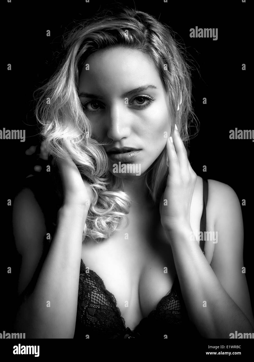 Schwarz / weiß Bild einer sexy, attraktive junge Blonf Frau Seductivly in die Kamera schauen. Stockfoto