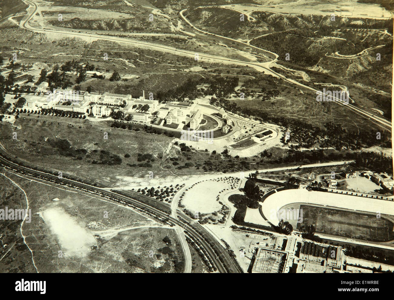 Das Balboa Naval Hospital Helioport ist ein wichtiger Standort für medizinische Lufttransportoperationen und dient der US Navy. Es befindet sich in San Diego und wird für den schnellen Transport von Patienten und medizinischem Zubehör verwendet, was die Bedeutung des Helikoptertransports in militärischen medizinischen Diensten verdeutlicht. Stockfoto