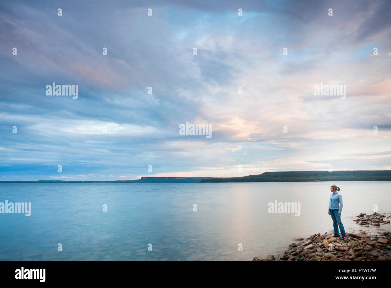 Frauen stehen auf ein Seeufer, das Betrachten der Landschaft Stockfoto