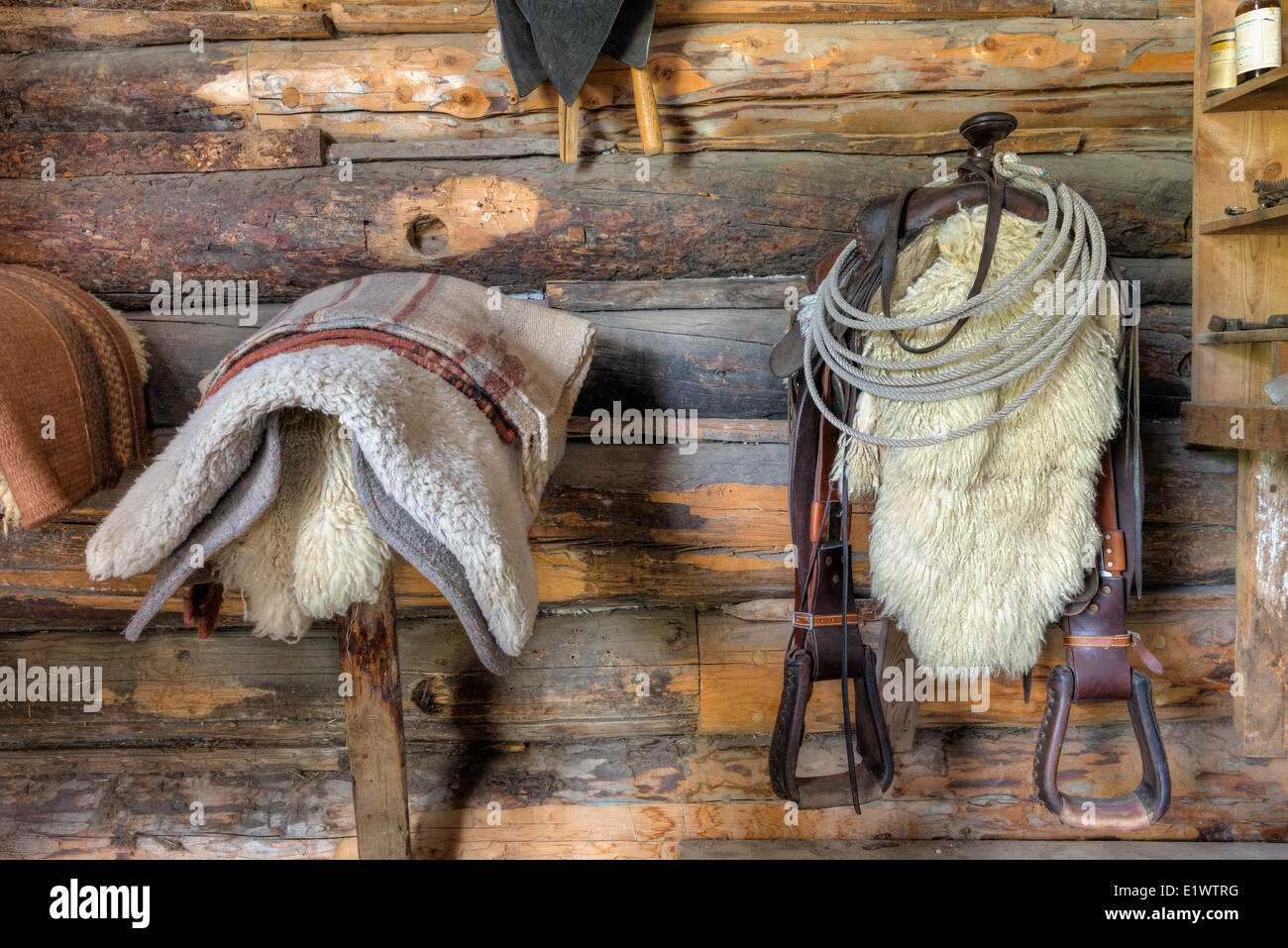Sattel und decken in einem Pferdestall Bar U Ranch National Historic Site, Alberta, Kanada Stockfoto