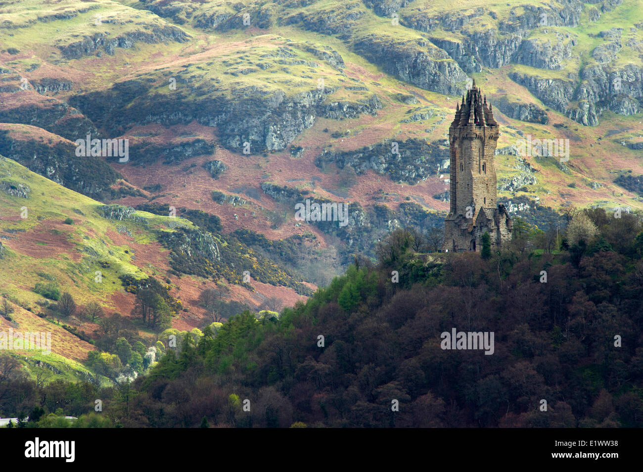 National Wallace Monument steht auf einem Hügel mit Blick auf Stirling Castle in Schottland Stockfoto