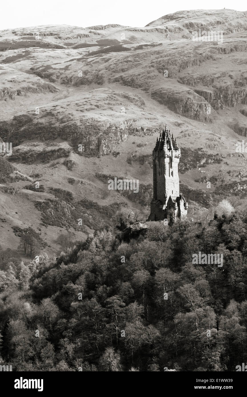 National Wallace Monument steht auf einem Hügel mit Blick auf Stirling Castle in Schottland Stockfoto