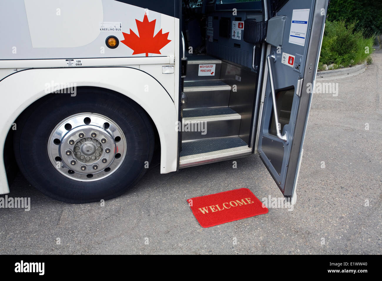 Greyhound-Bus mit offenen Tür und willkommene Matte, Kanada. Stockfoto