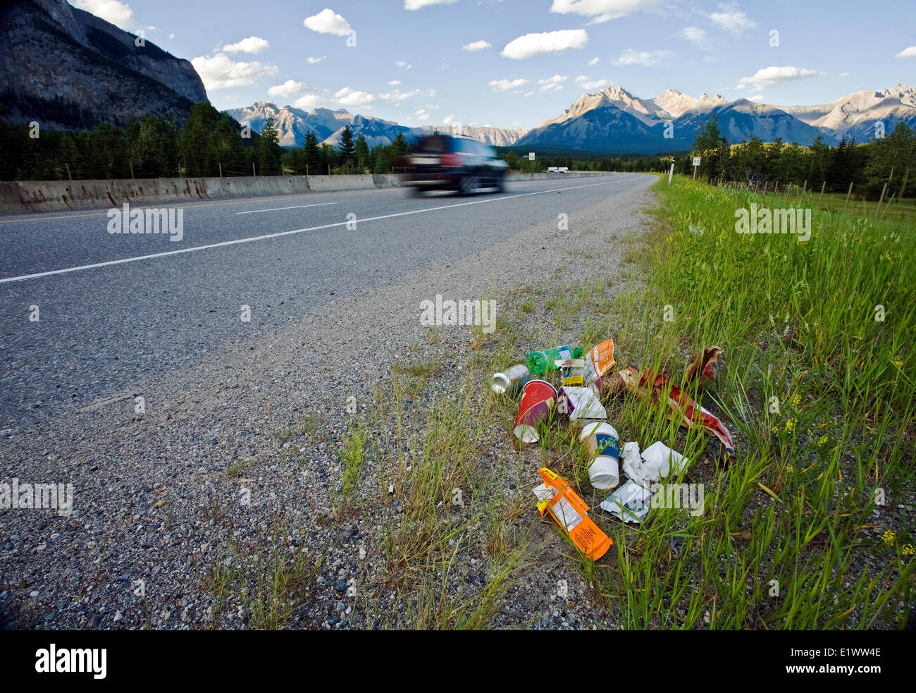 Am Straßenrand Müll am Trans Canada Highway, Banff Nationalpark, Alberta, Kanada. Stockfoto