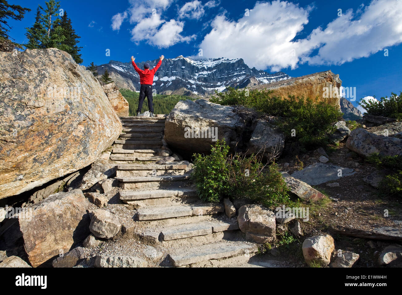 Mittleren Alters männlichen Wanderer feiern an Spitze der Bergweg. Stockfoto