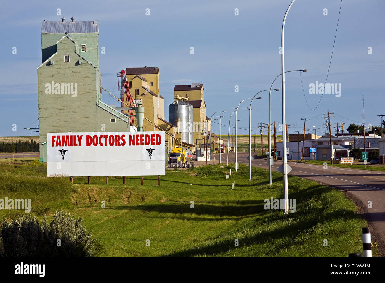 Am Straßenrand Plakatwerbung Ärzte in ländlichen Gemeinden, Alberta, Kanada benötigt. Stockfoto