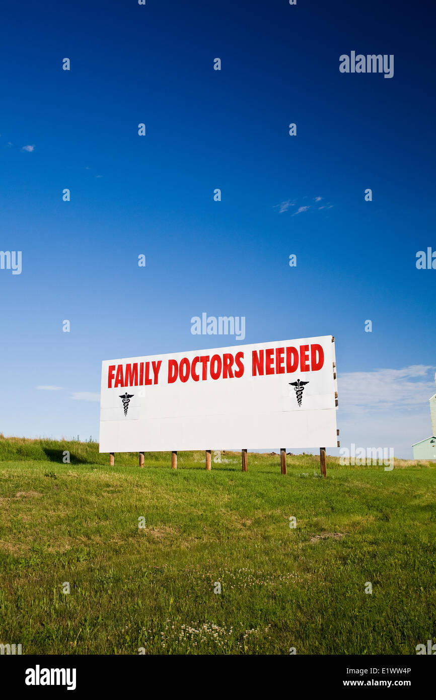 Am Straßenrand Plakatwerbung Ärzte in ländlichen Gemeinden, Alberta, Kanada benötigt. Stockfoto