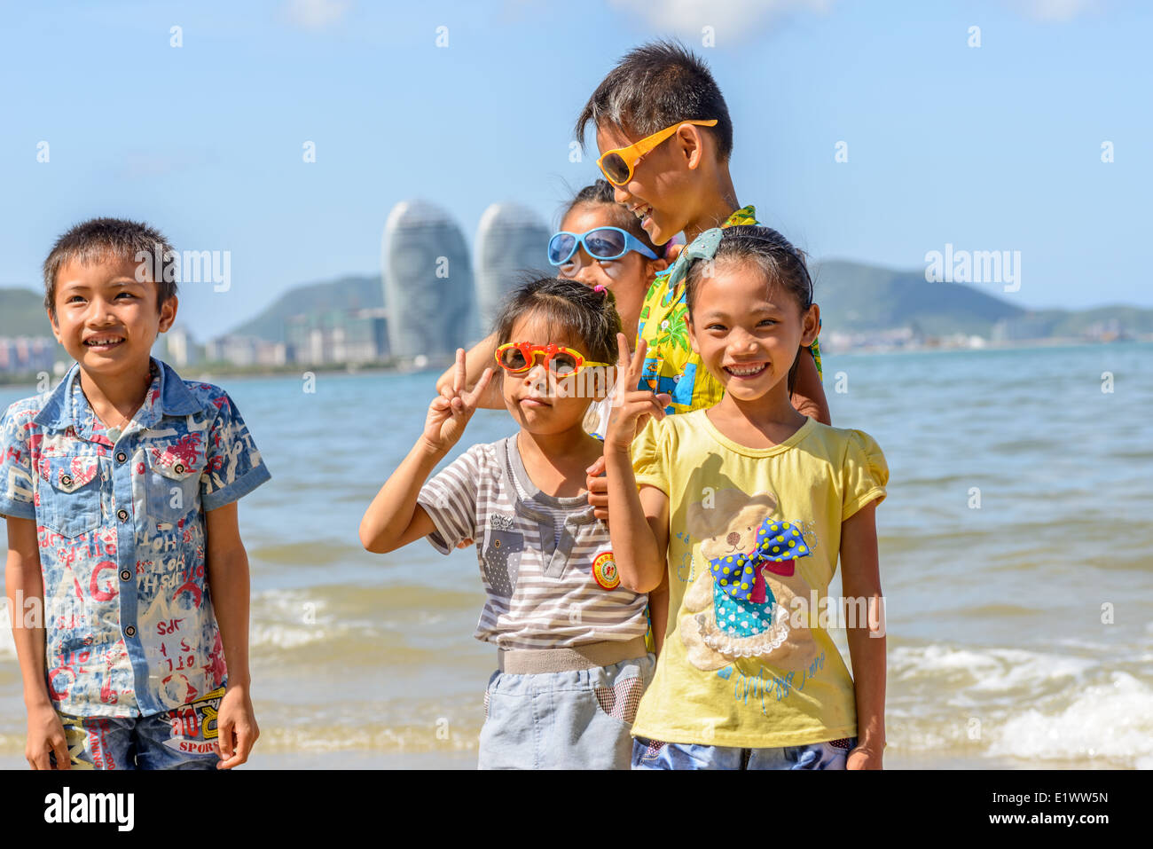 Kinder nahm eine Gruppe von Erinnerungsfoto am Sommerstrand, ein "V" Geste. Stockfoto