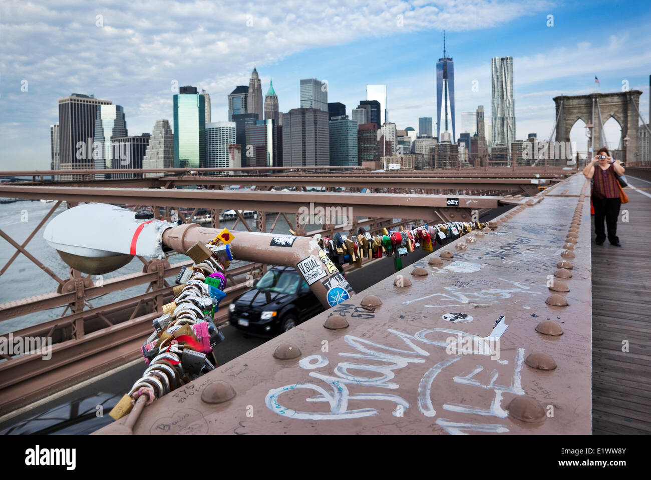 Liebesschlösser angebracht, um die Aussteifung der Straßenlaterne auf der Brooklyn Bridge. Solche Schlösser tragen oft die Namen der Liebenden, die Stockfoto