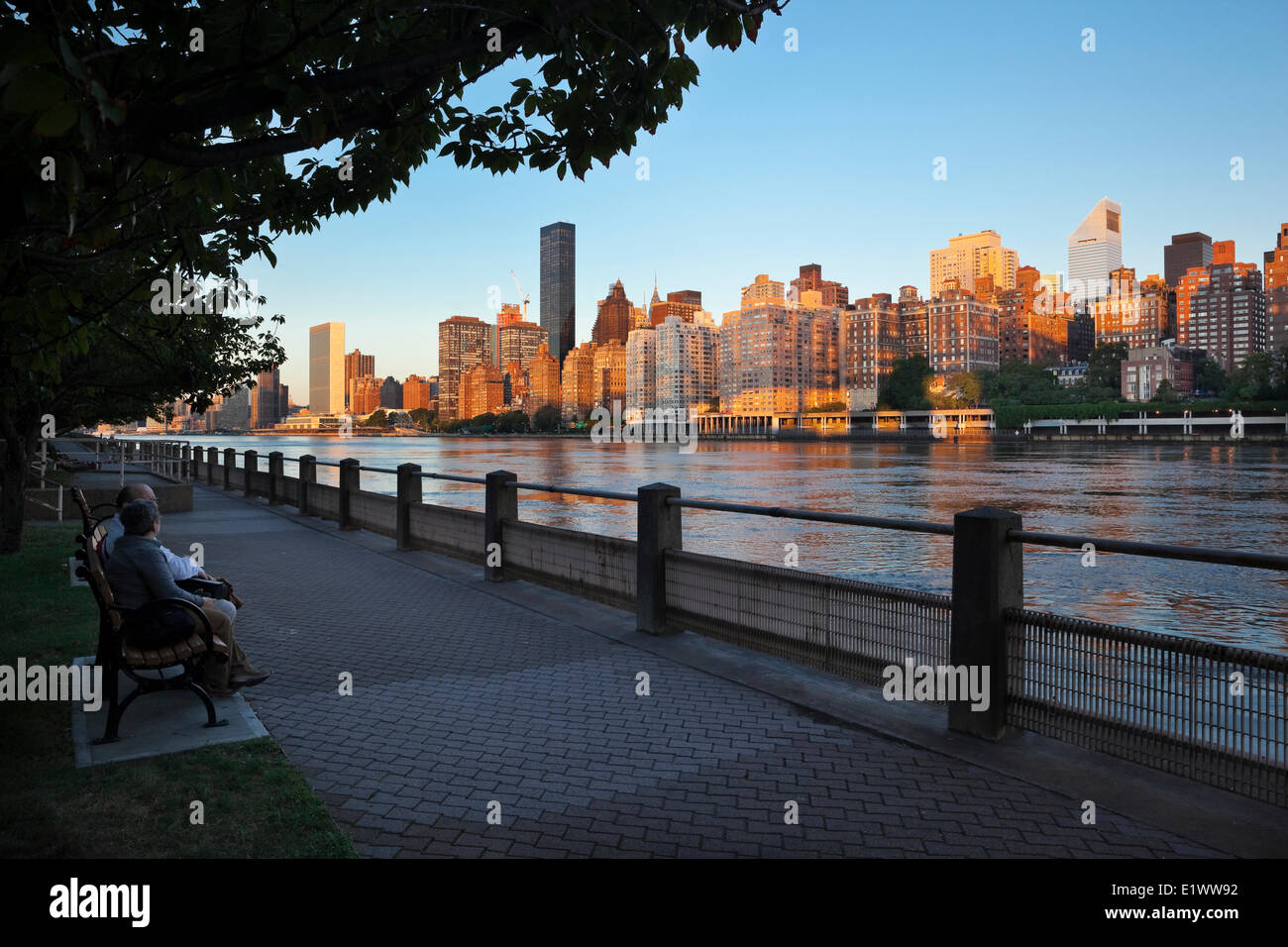 Senken Sie Ostseite von Midtown Manhattan in der Dämmerung von Roosevelt Island gesehen. Im Vordergrund steht den East River, New York City, Stockfoto