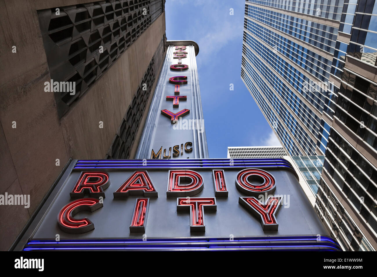 Niedrigen Winkel Blick auf dem Festzelt am Radio City Music Hall, New York City, New York, U.S.A. Stockfoto