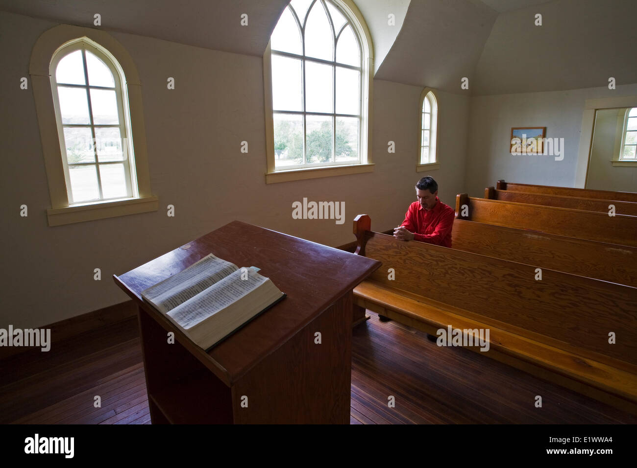 Mittleren Alters, Männlich beten in Vereinigte Kirche, Dorothy, Alberta, Kanada. Stockfoto