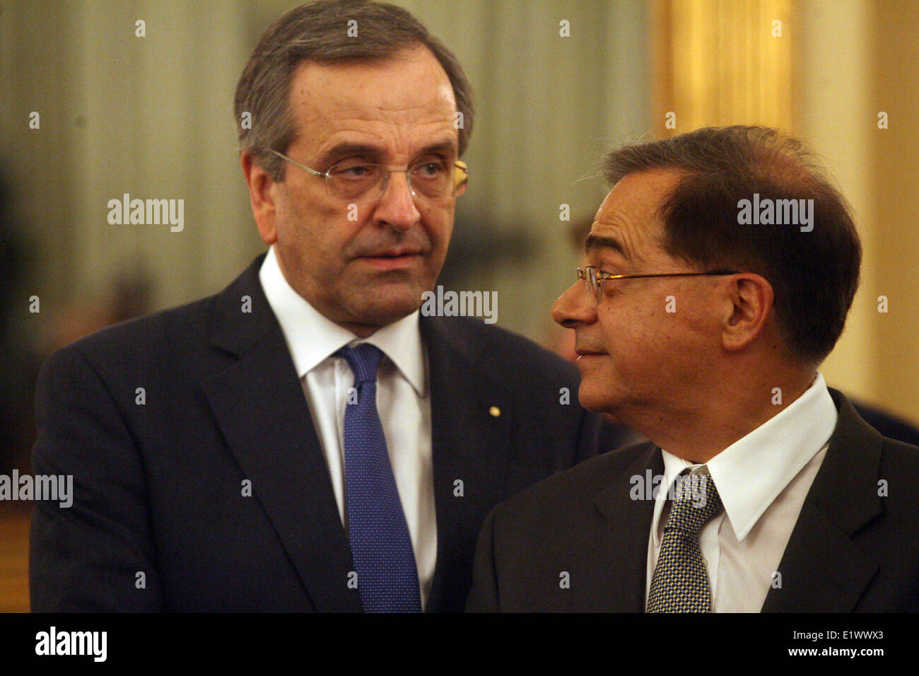 (140610)--Athen, 10. Juni 2014 (Xinhua)--Griechenland spricht neue Finance Minister Gikas Hardouvelis (R) mit Premierminister Antonis Samara während der Eidesleistung Zeremonie des neuen Kabinetts im Präsidentenpalast in Athen, Griechenland, 10. Juni 2014. Griechenlands konservativ geführte zwei partite Koalition Staats-und Regierungschefs ging mit einer geschwungenen Kabinettsumbildung am Montag soll der Zweijahres-Allianz und der Bemühungen um eine akute Vierjahres-Schuldenkrise beenden brachte das Land an den Rand des Standard neues Leben einhauchen. Anerkannt Wirtschaftsprofessor Gikas Hardouvelis nimmt über die positio Stockfoto