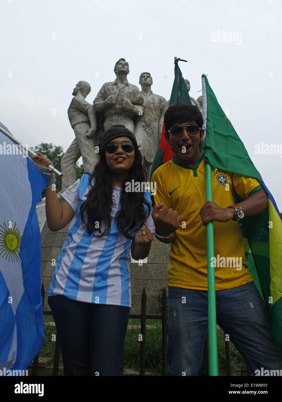 Dhaka, Bangladesch. 10. Juni 2014. Unterstützer von Argentinien und Brasilien Team versammelt unterwegs ihr Favorit Team Trikot. Die WM bringt auf uns wiederum mit es, die alles überwindende Spiel Spirit und Hitzewellen von "Fußballfieber" ganz aus Brasilien nach Dhaka. In der Nähe von etwa 20 Millionen Einwohner der Hauptstadt von Bangladesch feiern den World Cup mit großem Interesse. Zahlreiche Flaggen der teilnehmenden Nationen sind in den Straßen und auf den Dächern der Häuser, Geschäfte und sogar Büros winken. Die erscheinenden Team-Trikots und andere WM-bezogene Produkte Stockfoto