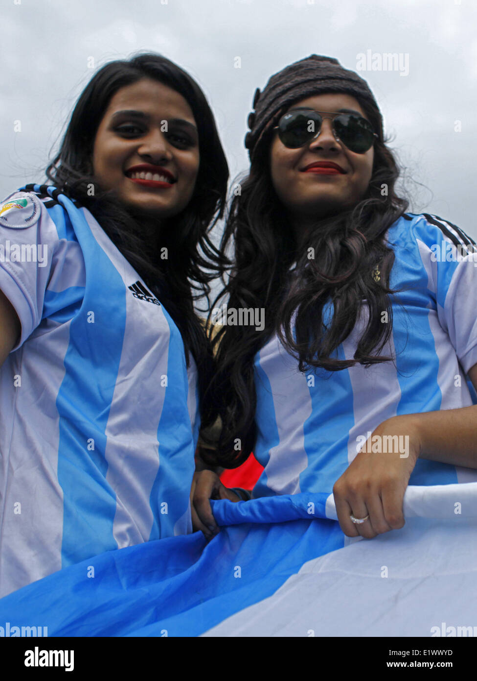 Dhaka, Bangladesch. 10. Juni 2014. Fans der Fußball-Nationalmannschaft von Argentinien gesammelt unterwegs ihr Favorit Team Trikot. Die WM bringt auf uns wiederum mit es, die alles überwindende Spiel Spirit und Hitzewellen von "Fußballfieber" ganz aus Brasilien nach Dhaka. In der Nähe von etwa 20 Millionen Einwohner der Hauptstadt von Bangladesch feiern den World Cup mit großem Interesse. Zahlreiche Flaggen der teilnehmenden Nationen sind in den Straßen und auf den Dächern der Häuser, Geschäfte und sogar Büros winken. Die erscheinenden Team-Trikots und andere WM-bezogene Produkte werden s Stockfoto