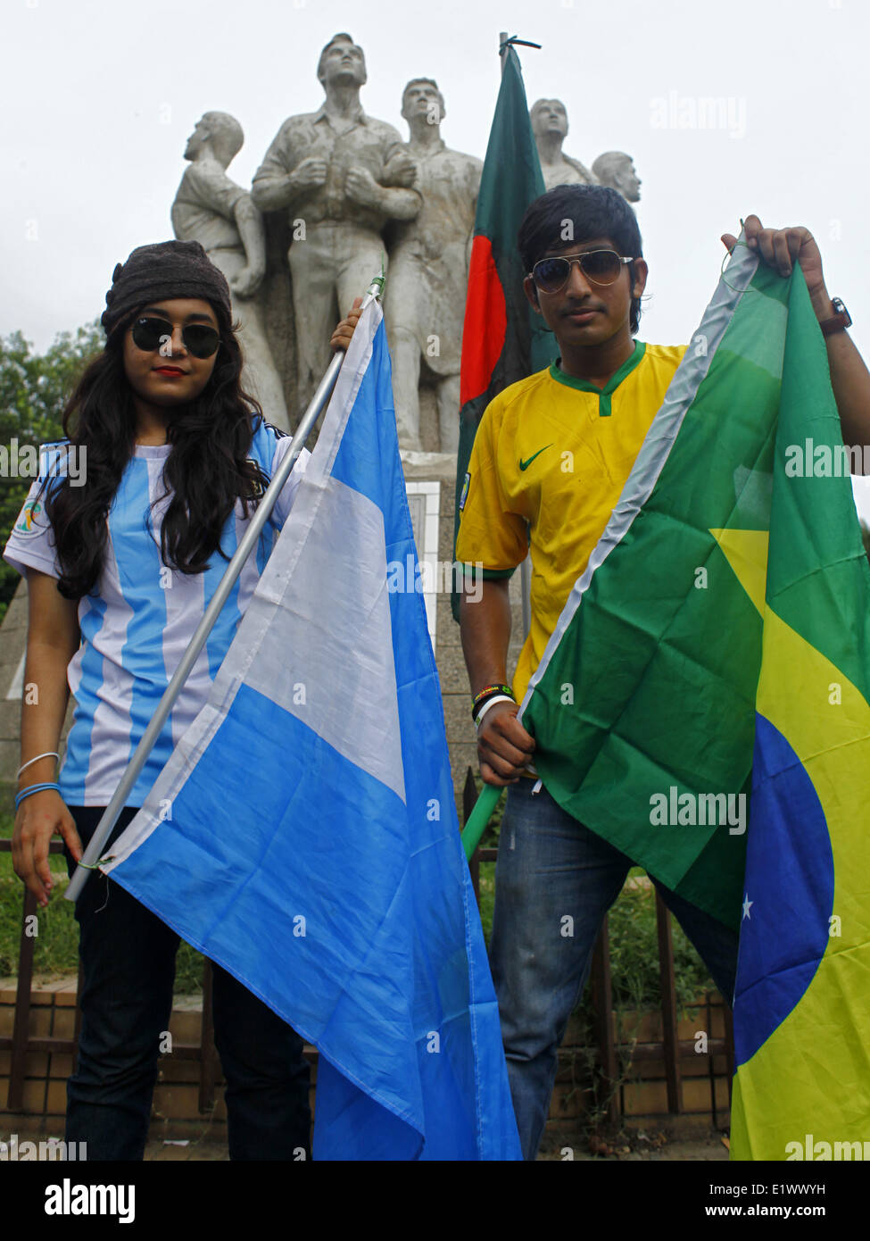 Dhaka, Bangladesch. 10. Juni 2014. Unterstützer von Argentinien und Brasilien Team versammelt unterwegs ihr Favorit Team Trikot. Die WM bringt auf uns wiederum mit es, die alles überwindende Spiel Spirit und Hitzewellen von "Fußballfieber" ganz aus Brasilien nach Dhaka. In der Nähe von etwa 20 Millionen Einwohner der Hauptstadt von Bangladesch feiern den World Cup mit großem Interesse. Zahlreiche Flaggen der teilnehmenden Nationen sind in den Straßen und auf den Dächern der Häuser, Geschäfte und sogar Büros winken. Die erscheinenden Team-Trikots und andere WM-bezogene Produkte Stockfoto