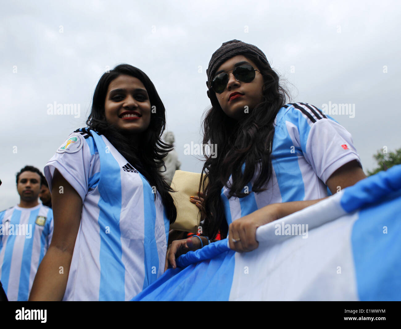 Dhaka, Bangladesch. 10. Juni 2014. Fans der Fußball-Nationalmannschaft von Argentinien gesammelt unterwegs ihr Favorit Team Trikot. Die WM bringt auf uns wiederum mit es, die alles überwindende Spiel Spirit und Hitzewellen von "Fußballfieber" ganz aus Brasilien nach Dhaka. In der Nähe von etwa 20 Millionen Einwohner der Hauptstadt von Bangladesch feiern den World Cup mit großem Interesse. Zahlreiche Flaggen der teilnehmenden Nationen sind in den Straßen und auf den Dächern der Häuser, Geschäfte und sogar Büros winken. Die erscheinenden Team-Trikots und andere WM-bezogene Produkte werden s Stockfoto