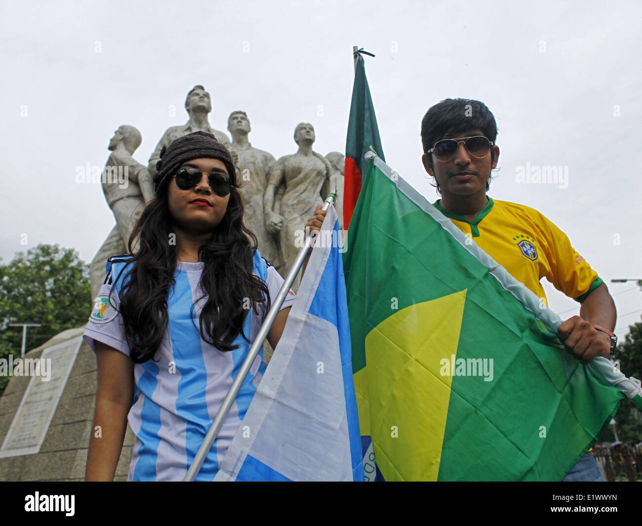 Dhaka, Bangladesch. 10. Juni 2014. Unterstützer von Argentinien und Brasilien Team versammelt unterwegs ihr Favorit Team Trikot. Die WM bringt auf uns wiederum mit es, die alles überwindende Spiel Spirit und Hitzewellen von "Fußballfieber" ganz aus Brasilien nach Dhaka. In der Nähe von etwa 20 Millionen Einwohner der Hauptstadt von Bangladesch feiern den World Cup mit großem Interesse. Zahlreiche Flaggen der teilnehmenden Nationen sind in den Straßen und auf den Dächern der Häuser, Geschäfte und sogar Büros winken. Die erscheinenden Team-Trikots und andere WM-bezogene Produkte Stockfoto