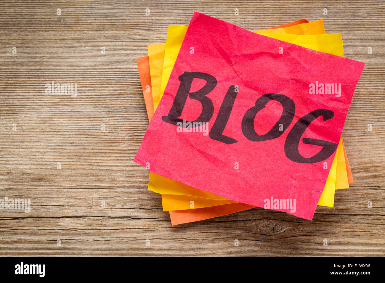 Blog-Wort auf einem Zettel gegen gemaserte Holz Stockfoto