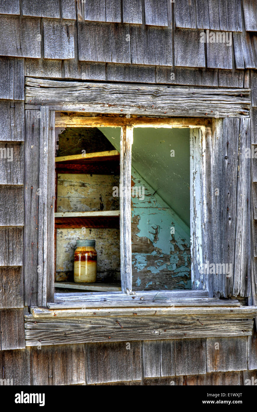 SK, südlichen Saskatchewan, verlassenen Bauernhaus, einsame Mason Jar, gebrochene Fenster entlang Highway 4 Stockfoto