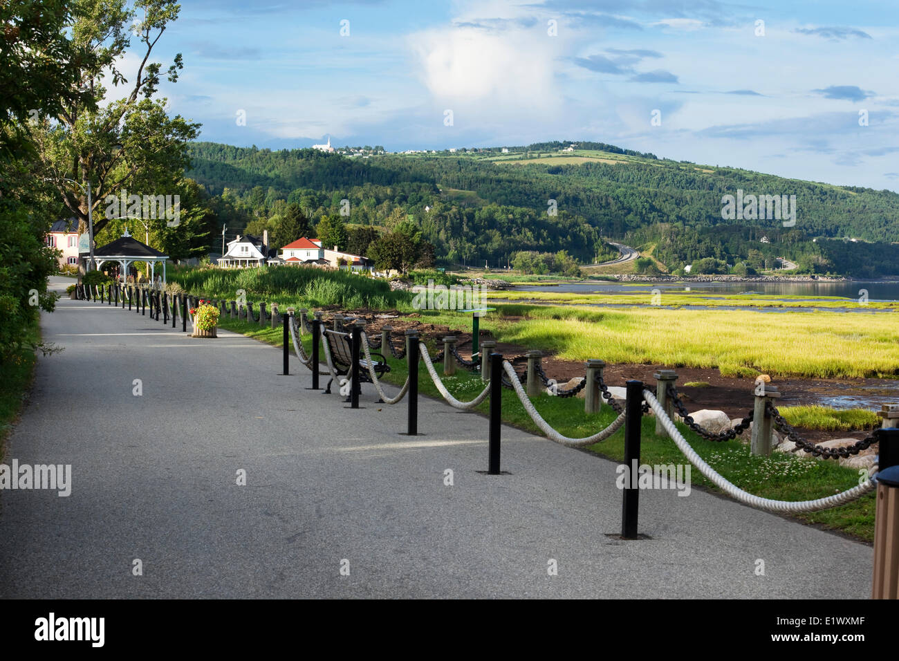 Im Jahr 2011 zum Gedenken an das Dorf lange Geschichte Schiffbau locken Touristen Beamten Saint-Joseph-de-la-Rive namens der Stockfoto