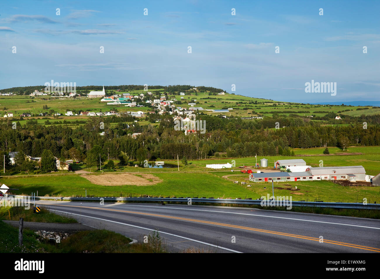 Stadt von Les Eboulements in Charlevoix. Quebec, Kanada. Rechts befindet sich die St.-Lorenz-Strom. Stockfoto