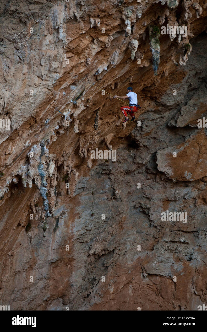 Eine männliche Bergsteiger fällt beim Klettern der Kalkstein-Route Morgan 7 b +, Sitkati Höhle, Kalymnos, Griechenland Stockfoto