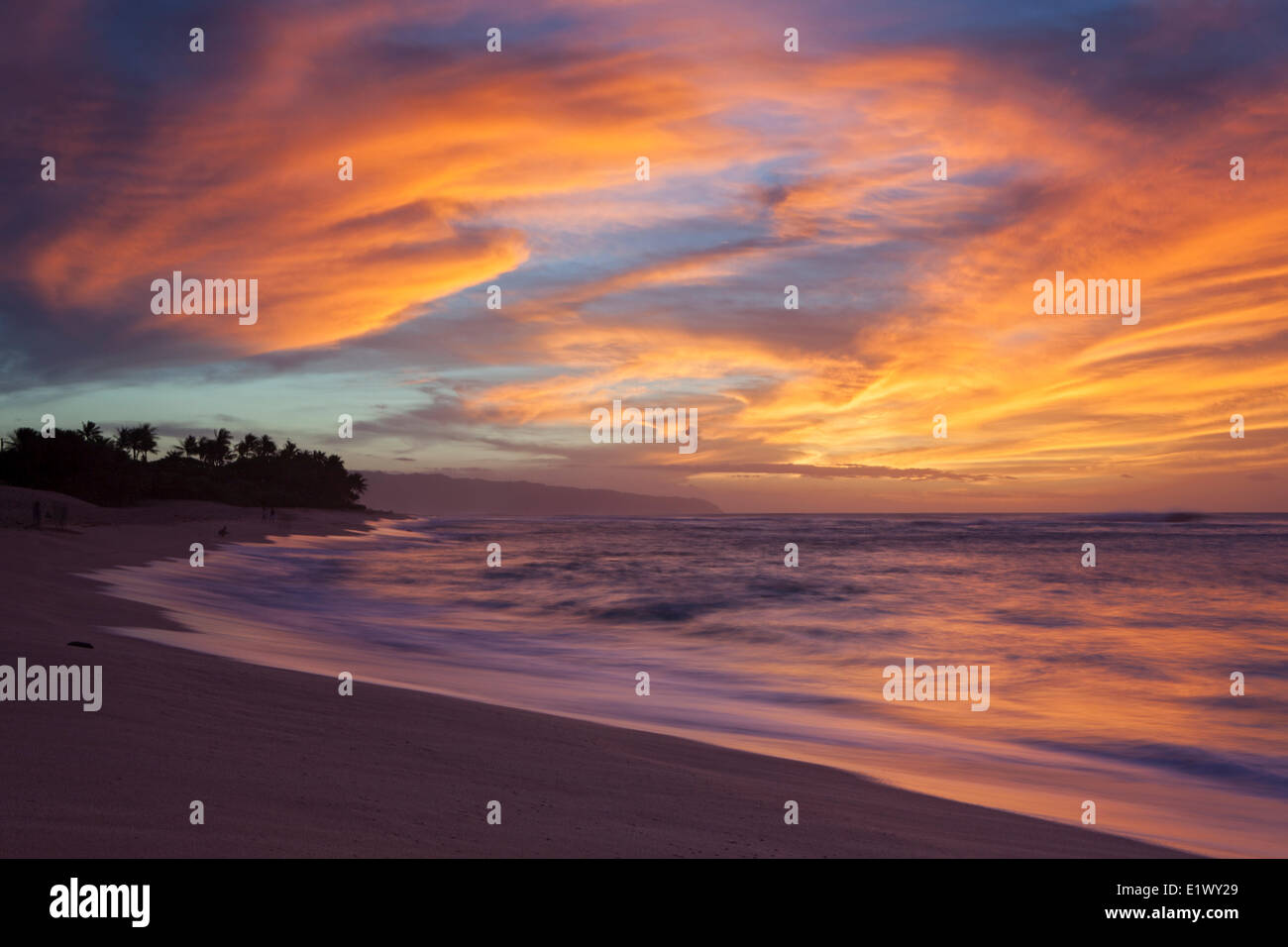 Sonnenuntergang am Sunset Beach, North Shore von Oahu, Hawaii, Vereinigte Staaten von Amerika Stockfoto