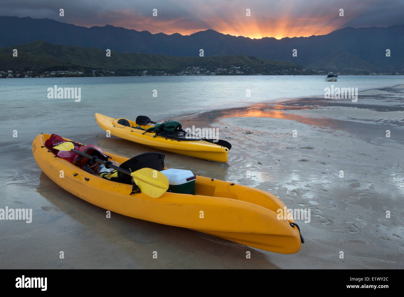 Kajaks auf der versunkenen Sandbank bei Sonnenuntergang, Kane'ohe Bay, Oahu, Hawaii, Vereinigte Staaten von Amerika Stockfoto